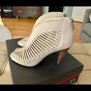 Vince Camuto warm white Pamplona shoe size 7.5